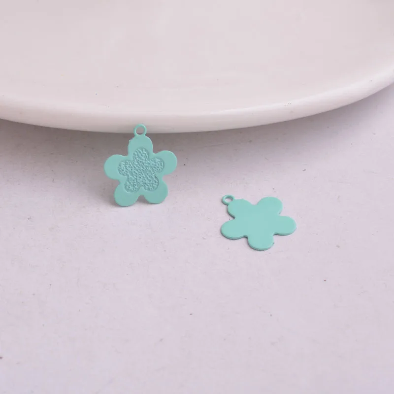 50 Stück AC4953 Blumen-Anhänger, kleine Charms in Rot, Blau, Rosa, Gelb, bemalte Metall-Messing-Schmuckteile – Detail 5