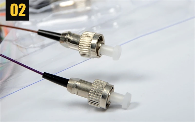 12 core berwarna FC kuncir optik 1mtr 1,5mtr SM serat G652D kabel ftth bundel ekor babi 12 port Kelas A pabrik ferrule ELINK