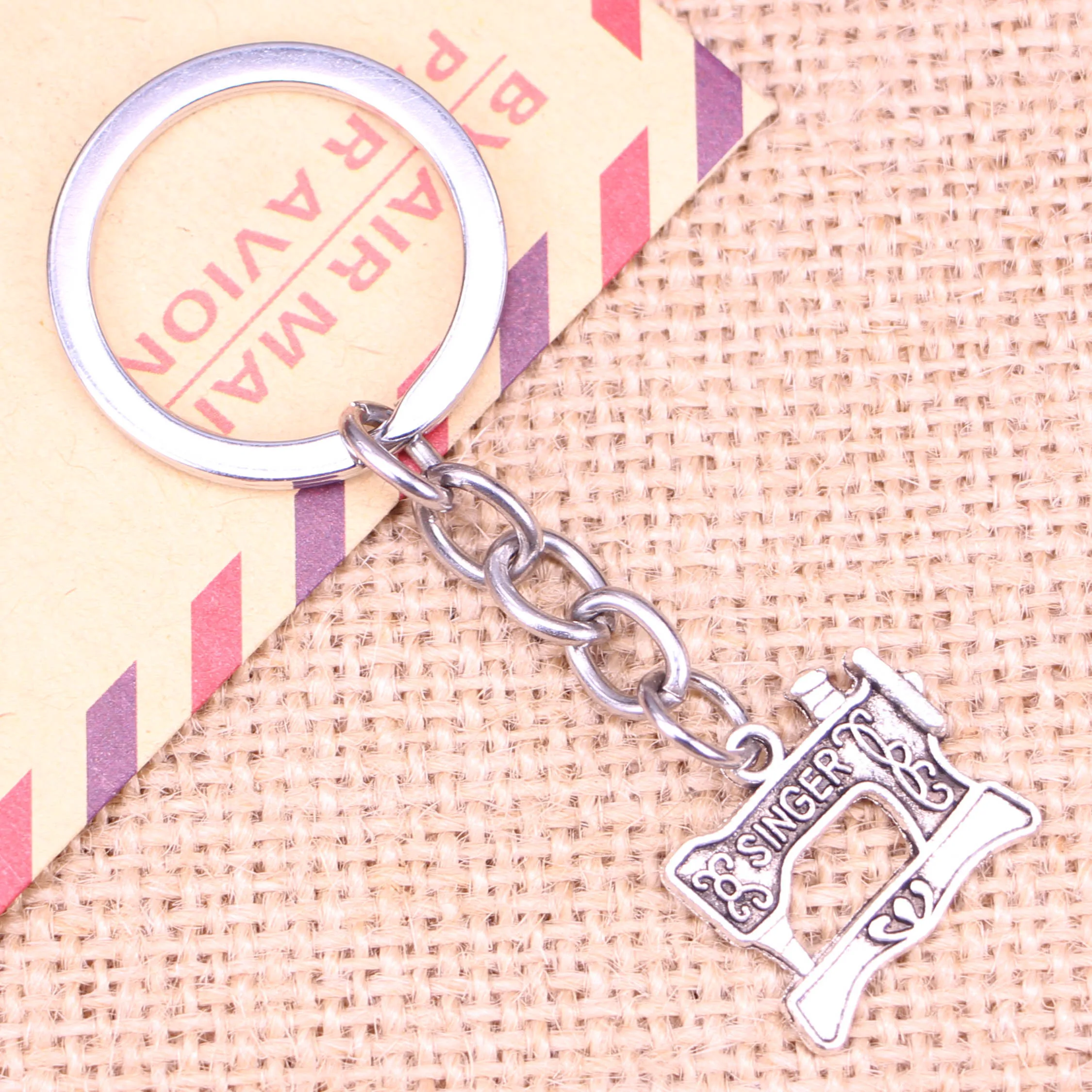 20pcs Fashion Keychain 20x17mm vintage singer treadle sewing machine Pendants DIY Men Jewelry Car Key Chain Souvenir For Gift