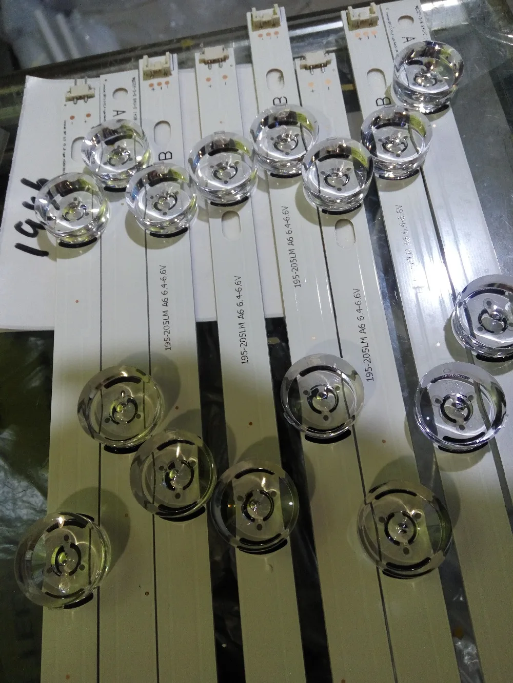 8PCS nuovi Circuiti striscia 4LED 6916L-1709B 6916L-1710B 6916L-1709A 6916L-1710A 6916L-1956B 6916L-1957B 6916L-1956A 6916L-1956C