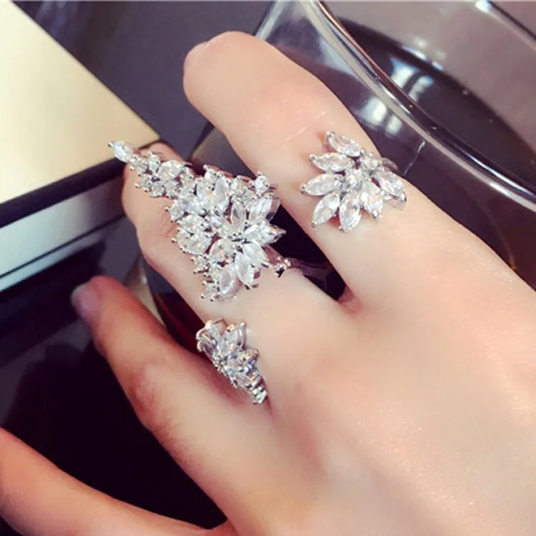 HIBRIDE Elegant Flower Shape Statement Women  Hollow Geometry Rings With Adjustable Size Open Finger Ring  R-167