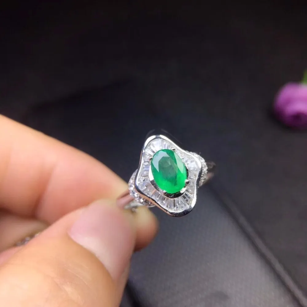 

Natural emerald ring, luxurious atmosphere 1 karat Columbia emerald 5X7mm good quality.