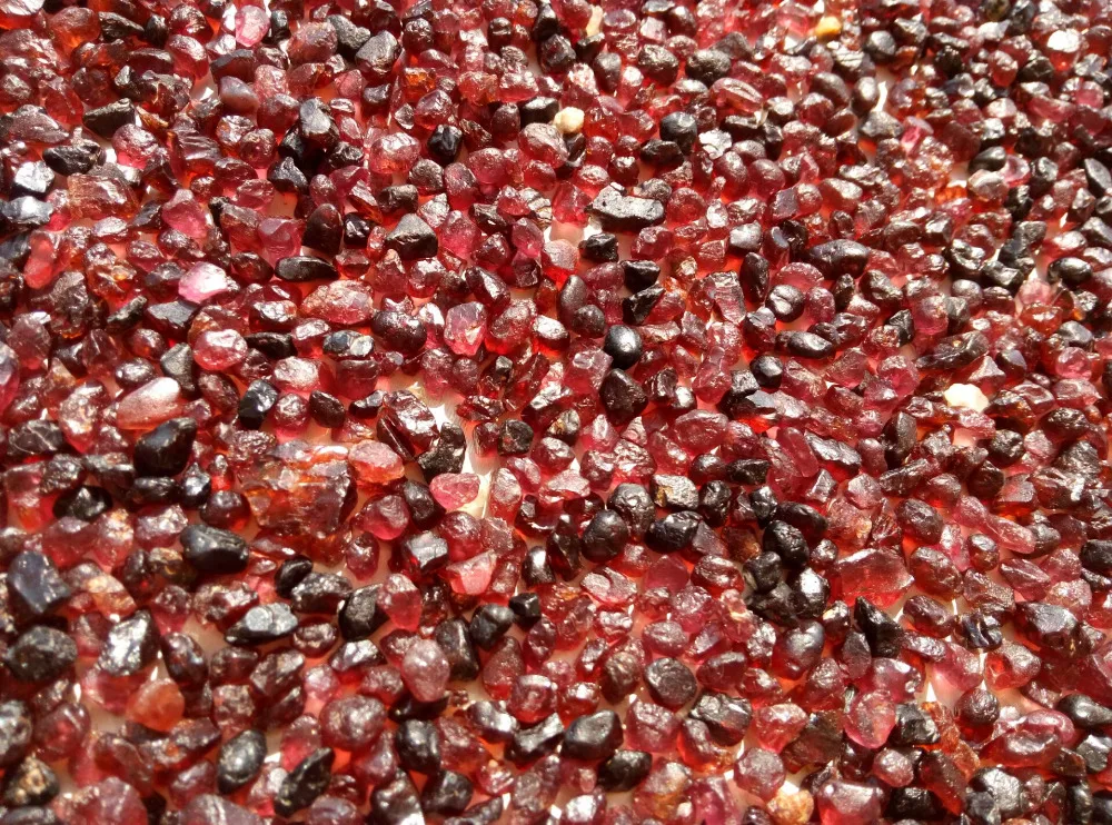 TINY NATURAL ROUGH A+ RED PYROPE GARNET CRYSTAL MINERALS 1000g