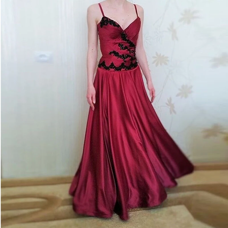 Elegante A-linie Prom Kleider Spaghetti-trägern V-ausschnitt Vestido De Formal Red Kleid Mit Schwarz Appliques Formale Party Kleid Lace Up