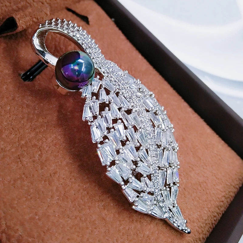 Bijuteria Feminina Leaf Shape Brooches Shining CZ Cubic Zirconia Brooch Pin Garment Accessoires Fabrication Bijoux Lucky Sonny