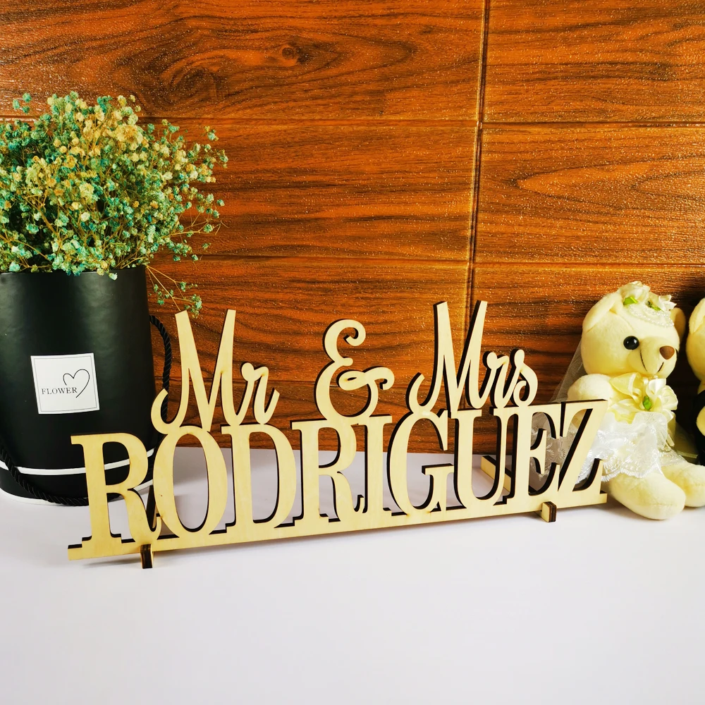 Custom Mr&Mrs Last Name Wooden Table Name Wedding Party Table Decoration Name Signs Personalized Place Name for Wedding Decor