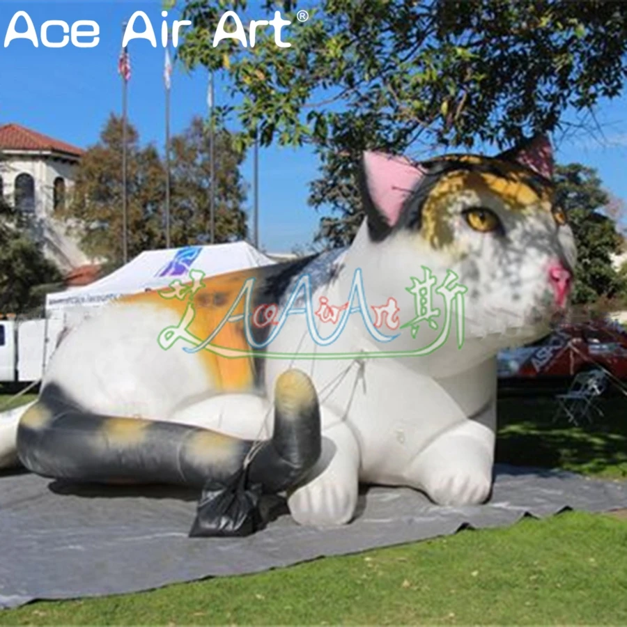 Gatto gonfiabile grande realistico personalizzato da 5 m di L che giace sul prato modello animale per la pubblicità/decorazione del terreno del cortile esterno