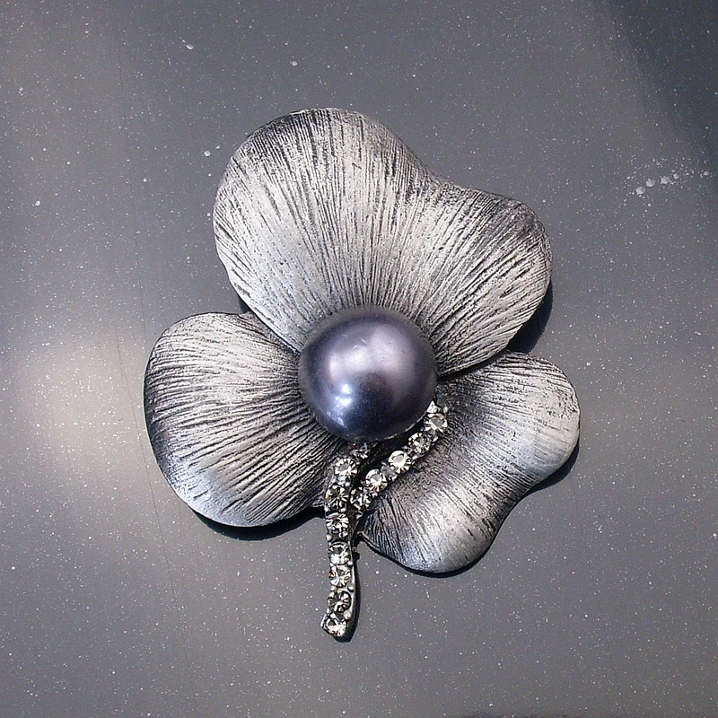 New Charming Brooch Pin Fashion Woman Gray Pearl Antique Rhinestone Flower Black Tone 3 Leaves Tin Brooch Pin Item NO.: BH7948