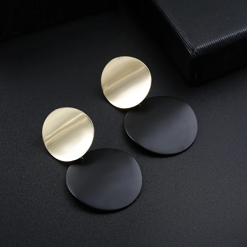 

2019 Fashion Non Pierced Clip On Earrings Gold Black Metal Round Disc Statement Ear Clips for Women Bijoux Brincos Party Gift