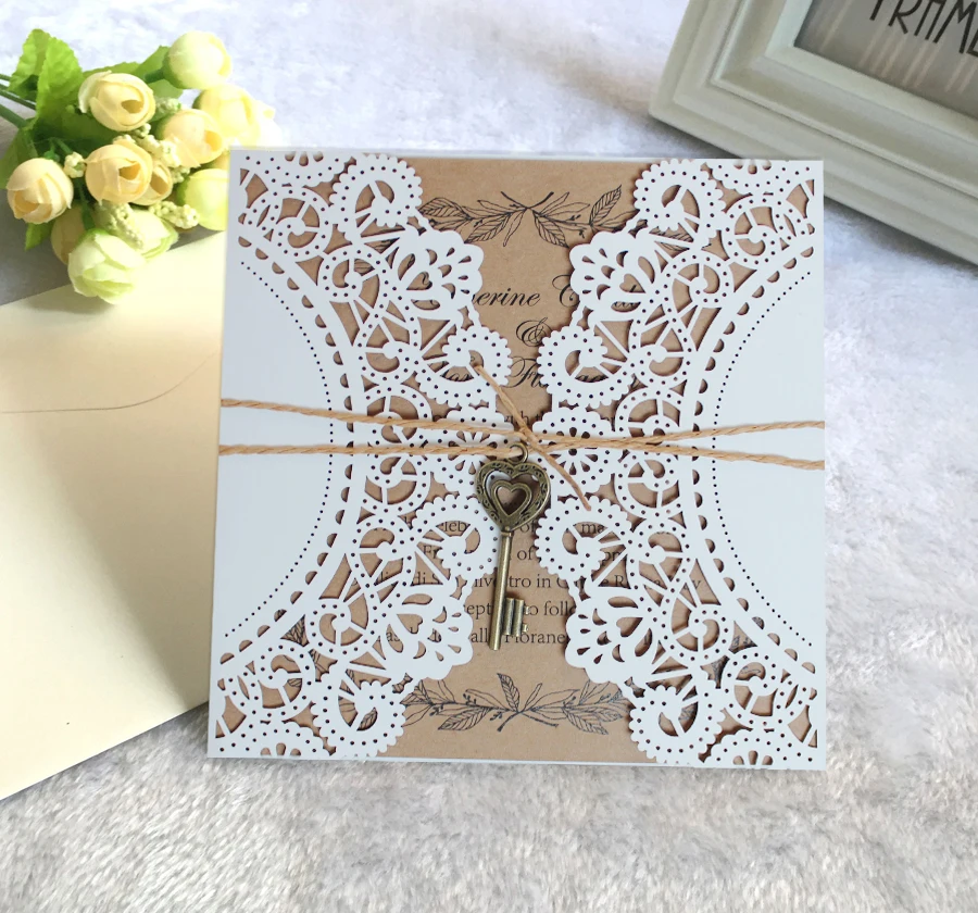 Vintage Invitations With a Key Pendant, Customized Wedding Invitation Card - Set of 50