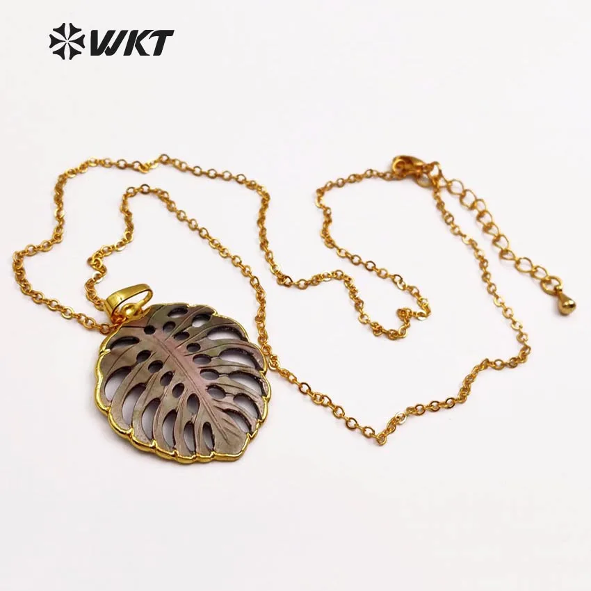 WT-JN027 Wholesale Custom Carved Leaf Season Natural Shell Pendant Necklace With Gold Electroplated For Women Decorated