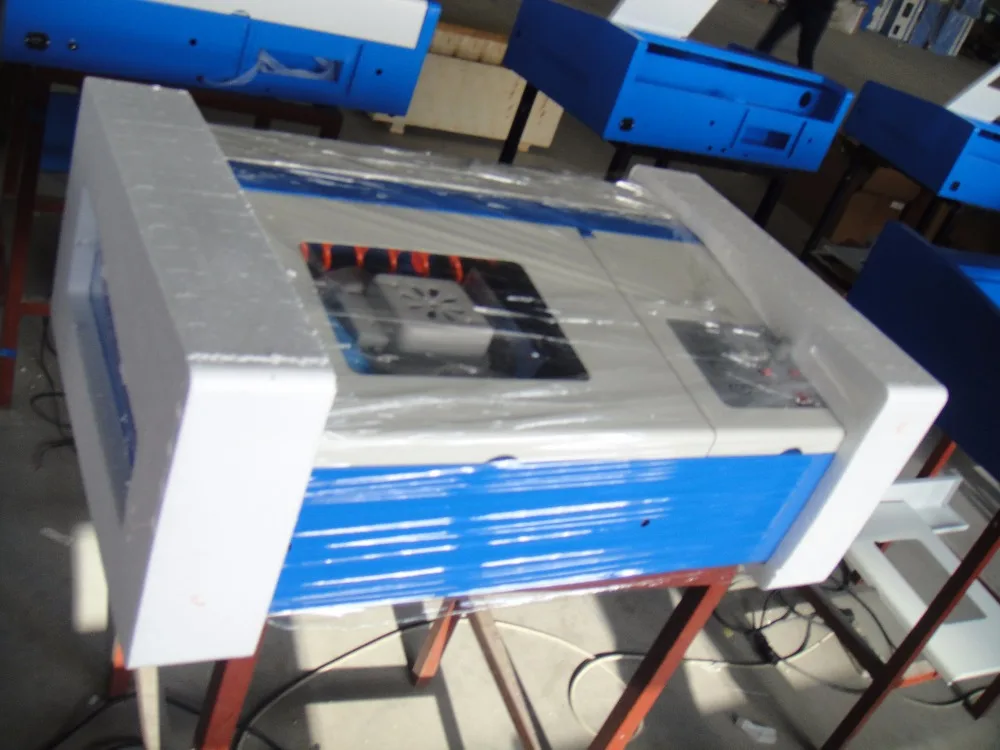 A Mais Nova máquina de corte a laser cnc Gravura Do Laser do CO2 tubo Machine40W, soprando função frete grátis Egito