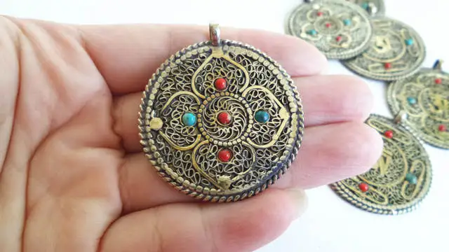 TBP256 Tibet OM Amulet Pendants Nepal Hand Jewelry Tibetan Jewelry Double Sides Totems