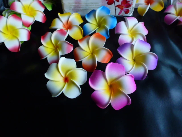 Pinza para el pelo con flores de Plumeria, accesorio para el pelo con flores de espuma, Frangipani, de 6cm, 30 colores mezclados, nueva moda