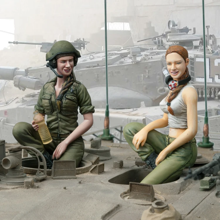 Unassambled   1/16  Female Tank crew include 2 soldiers NOT HAVE TANK   Historical  Resin kit miniature model Unpainted