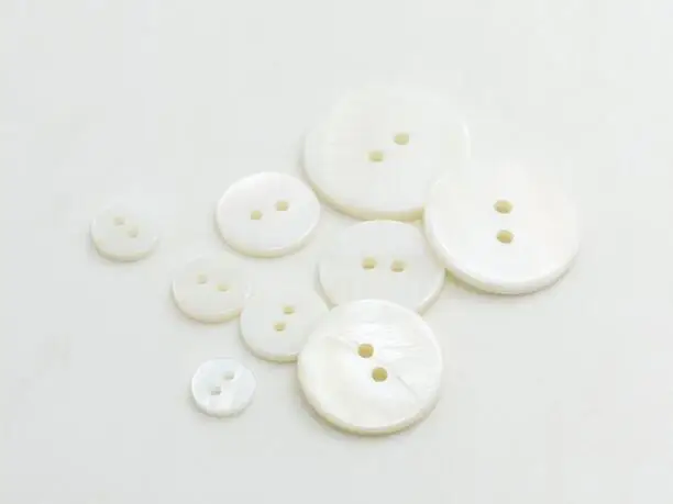 None Dyed Botones Decorative Buttons 500pcs 9/10/11.5/12.5 mm White Mother Shell Button Flat 2 Holes button