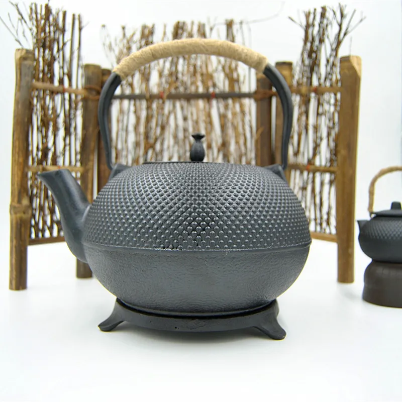 The Japanese iron pot boil water oxidation iron teapot uncoated iron bottle 1.8L particles iron pot