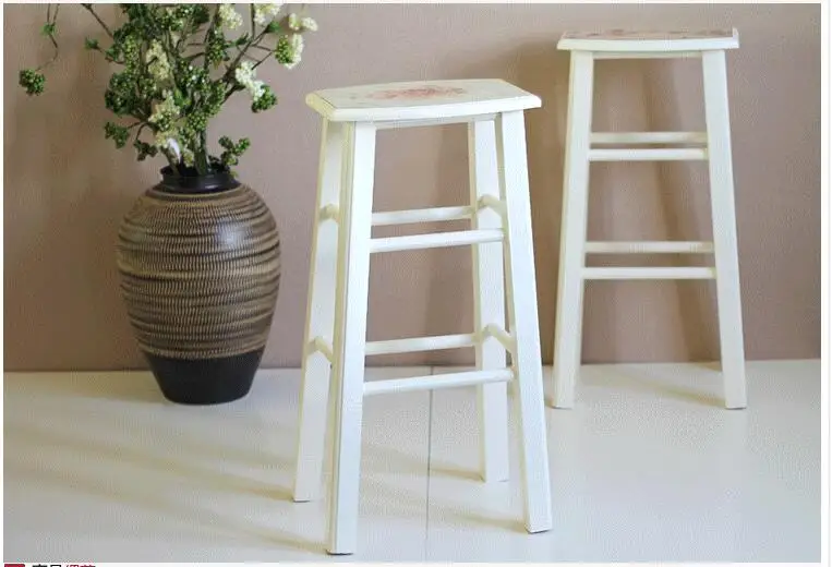 Tabouret de bar en bois véritable.