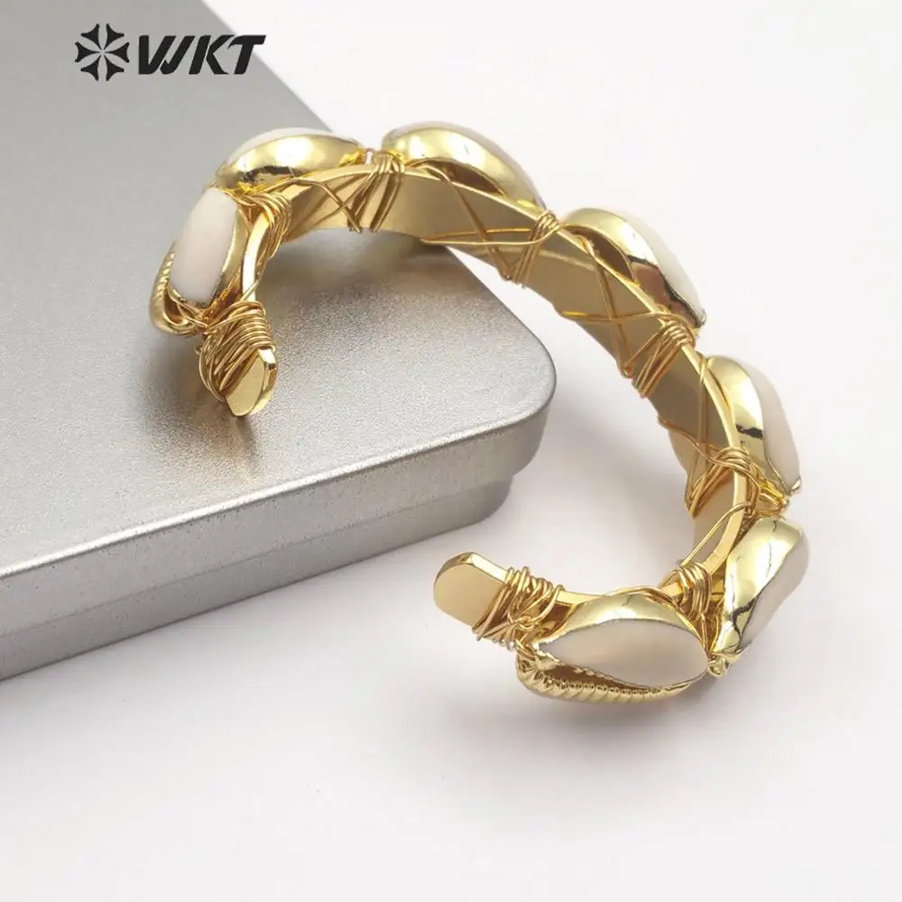 

WT -B476 Natural Cowrie Shell Bracelet With Gold Handmade Chain Woman Fashion Wedding Jewelry
