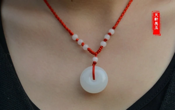 Collier avec pendentif en jadéite blanche en forme de mouton naturel, niveau de graisse, boucle plate