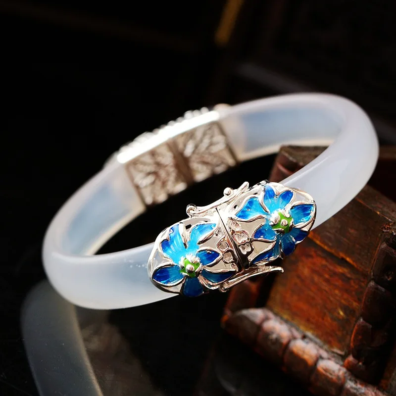 

Retro Silver Wholesale Women's Vintage S925 Sterling Silver Open Ended Bangle Hand-set Natural Chalcedony Silver Bangle