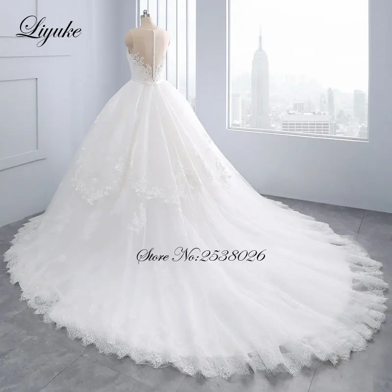 豪華なカスタムメイドのスクープボールガウンウェディングドレスアップリケレースコートトレインイリュージョンバックボタン付きリユケウェディングドレス