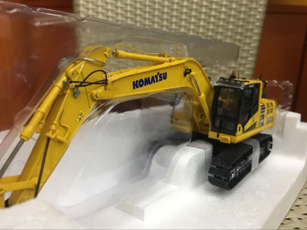 Collectible UH8123 1:50 Komatsu PC210LCi-11 IMC Edition Hydraulic Excavator Construction Machinery Diecast Toy Model Decoration