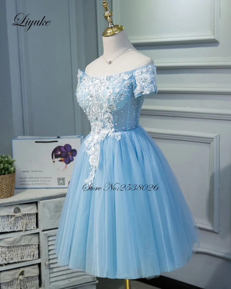 فستان كوكتيل Liyuke مصنوع حسب الطلب باللون الأزرق السماوي بدون حمالات من الساتان مع أقمشة تول بطول الركبة قبالة الكتف لحفلات الكوكتيل