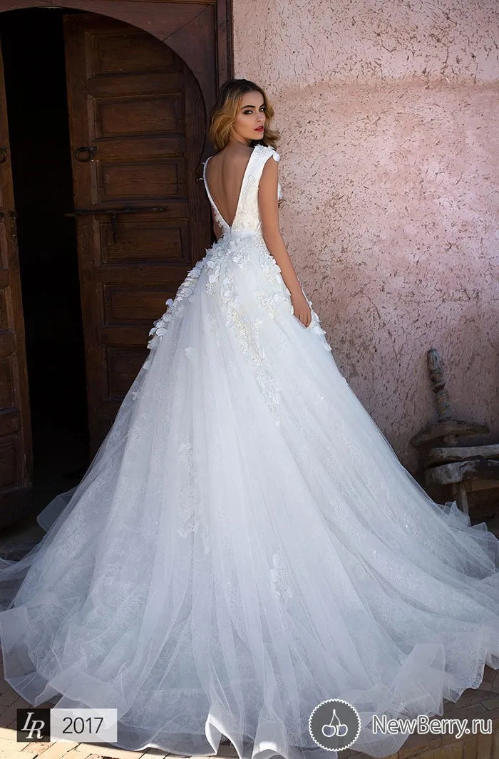 2020 Abiti Da Sposa Corte Dei Treni Profondo Scollo A V Backless Del Merletto di Appliques Sweetheart Fatti A Mano Fiori Abito di Sfera Abiti Da Sposa Arabo