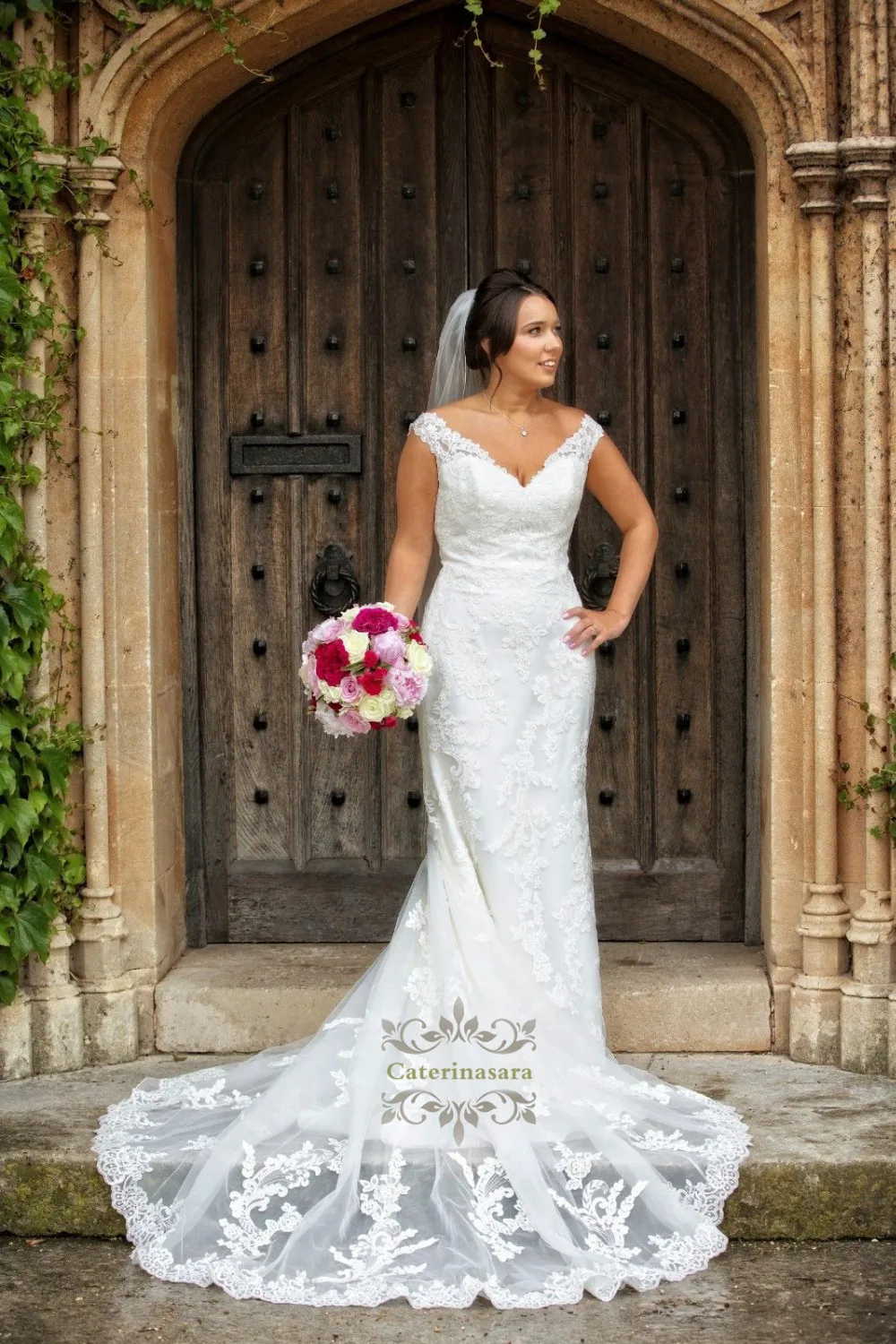 Einfache sexy V-Ausschnitt Damen Spitze Brautkleider Meerjungfrau Kapelle Zug Mädchen Braut Kleider Trompete Fischschwanz Fit und Flare für Outdoor