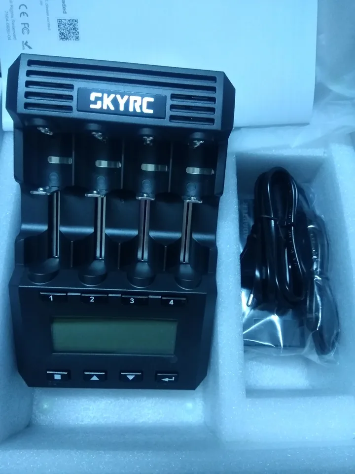 SKYRC MC3000 Bluetooth 円筒形バッテリー充電器、電話によるヘッド