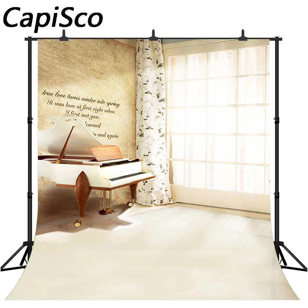 Capiscoในร่มพื้นหลังการถ่ายภาพที่สวยงามเปียโนสีขาวผ้าม่านหน้าต่างยิงคู่แต่งงานFundoภาพฉากหลัง