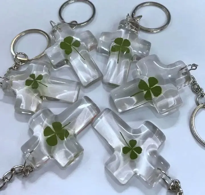 30 pcs Personalized Hand Cross Design Four Leaf Clover Charming Keychain