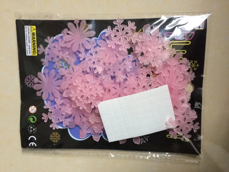50Pcs 빛나는 눈송이 벽 스티커 어둠 속에서 빛나는 데칼 어린이 베이비 룸 침실 다채로운 크리스마스 스티커 홈 인테리어
