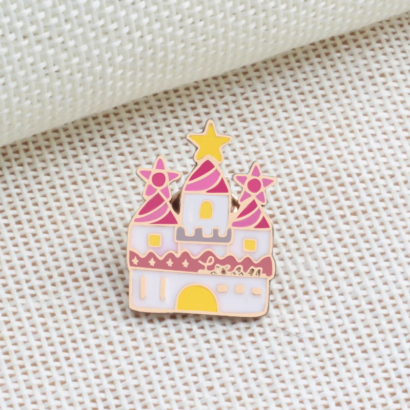 Lovely Castle Heart Sweet Ice Cream fragola cartone animato spilla camicia moda risvolto frutta smalto spille distintivo per gioielli per bambini