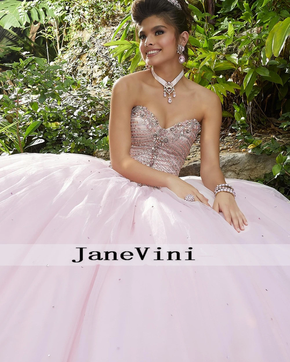 JaneVini 贅沢な王女 Quinceanera のドレス夜会服の恋人光沢のあるビーズノースリーブパフィーチュールデビュタントガウン