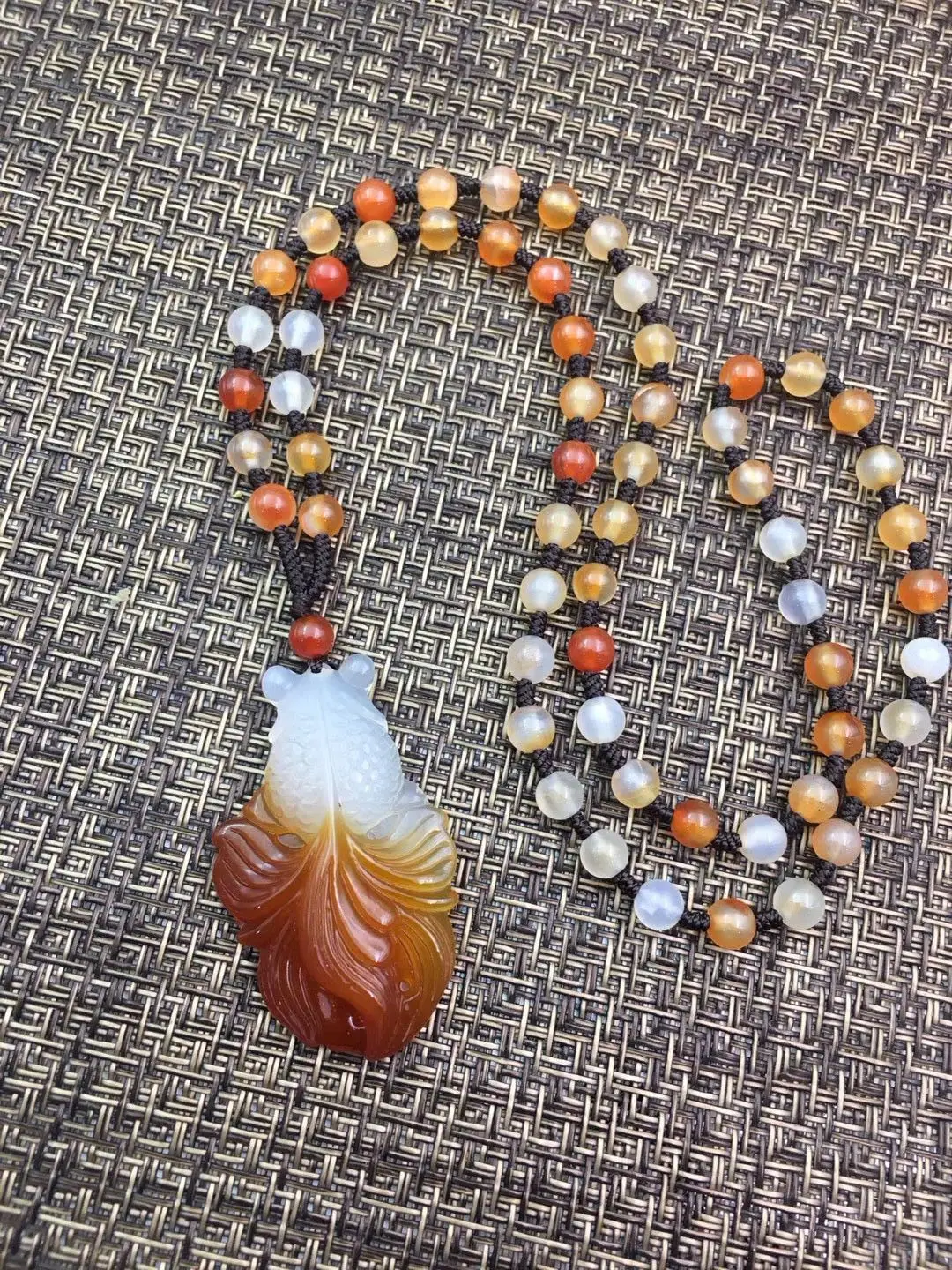 Naturally Fashionable White Red Agate Goldfish Shape Pendant Bead Necklace Wholesale