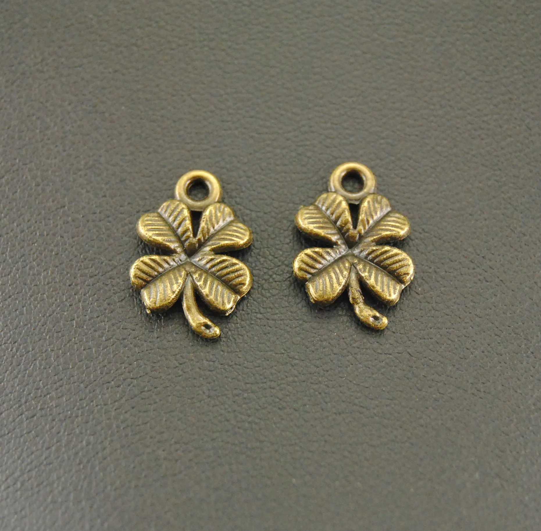 50 pcs di Colore Argento/Bronzo 4 Foglia di Trifoglio Pendenti E Ciondoli Gioielli Fai Da Te Accessori di Risultati Dei Monili 11x17mm A695/A696