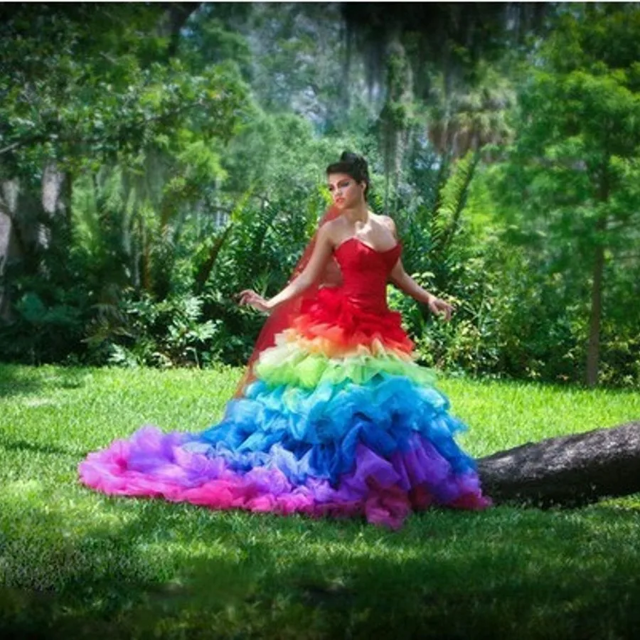 Vestidos de novia coloridos góticos creativos, vestidos de baile de arcoíris, vestido de novia de moda plisado con velo rojo, vestidos de baile de corazón