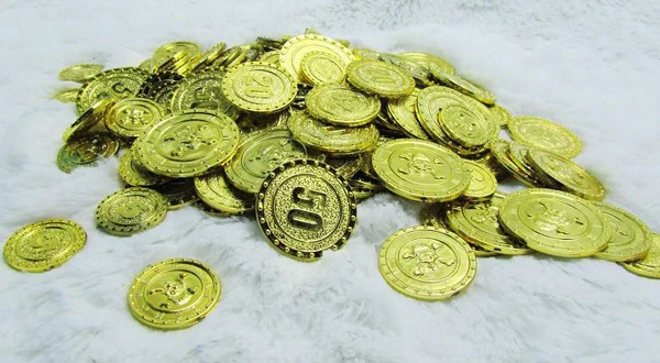 

100pcs cool fancy plastic pirate treasure gold coins props toys for Halloween birthday party cosplay kids favors prizes