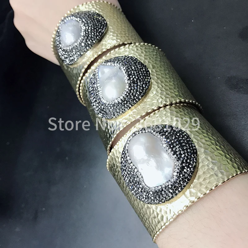 

A large natural white pearl bracelet openings yellow snakeskin personalized fashion bracelet