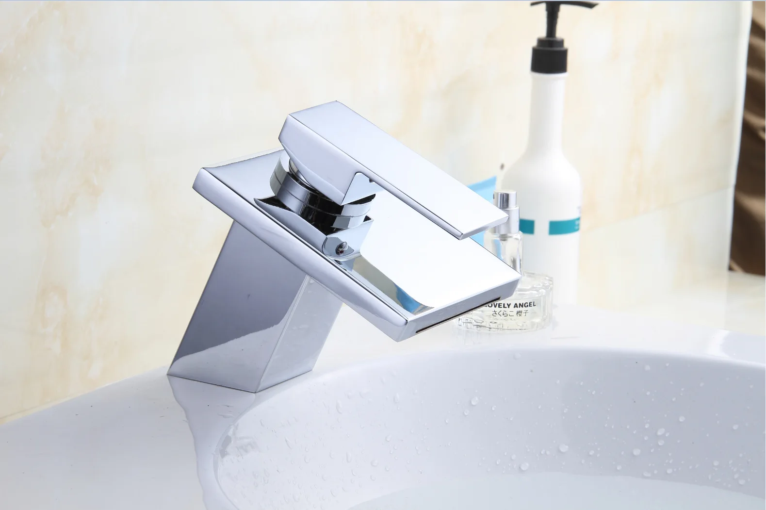 

HongJing Copper Sifang Wide Waterfall Basin Faucet Manufacturers Selling Wholesale Outlet Puckering Cold and Hot Bath Water