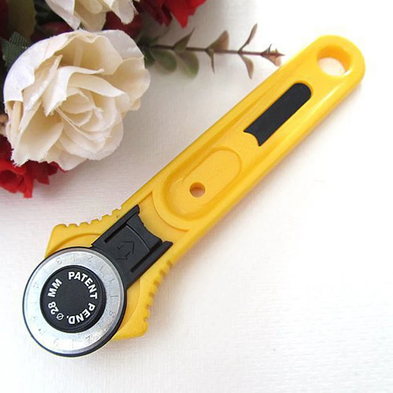 

Top quality Manual Roller cutter 28mm Fabric Paper Vinyl circular Premium quiliters sewing caraft DIY sewing Tool Free shipping