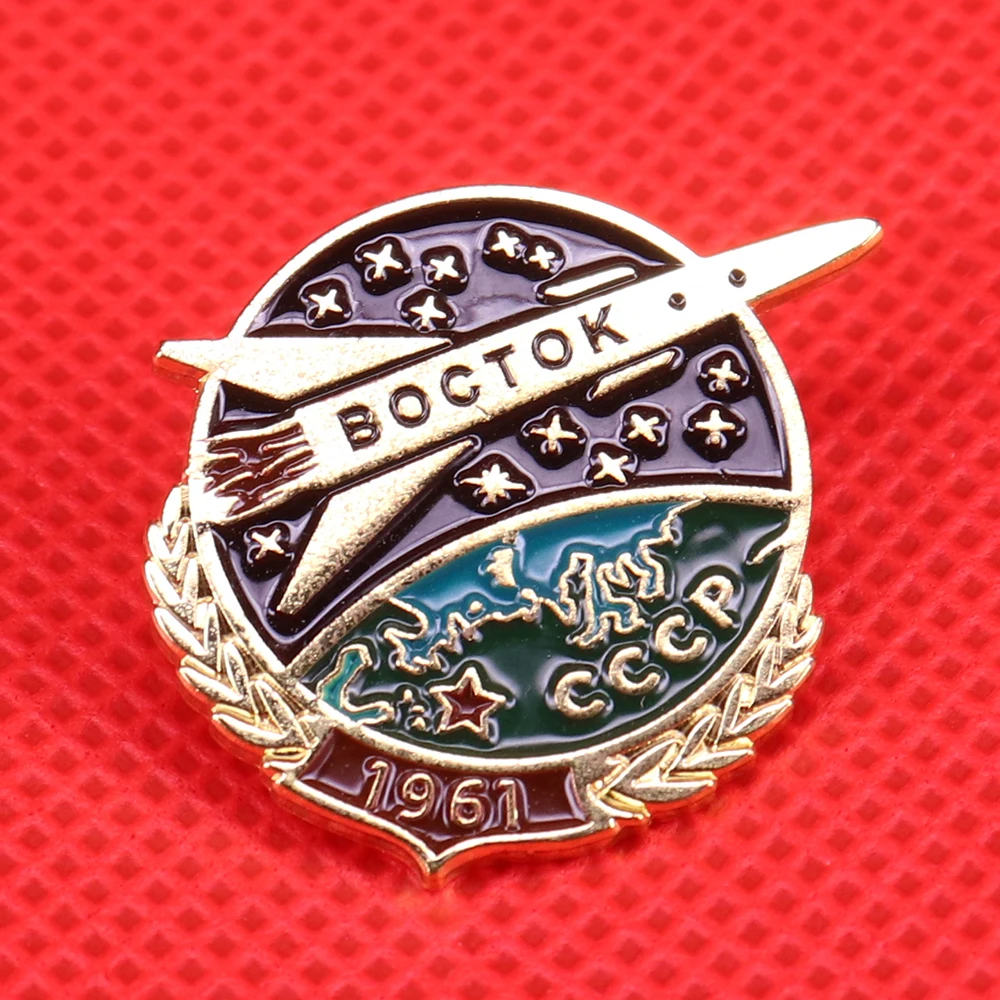 Soviet spaceship Boctok pin Yuri Gagarin CCCP cosmonautics day 1961 badge space rockets launch pins USSR red star brooch for men