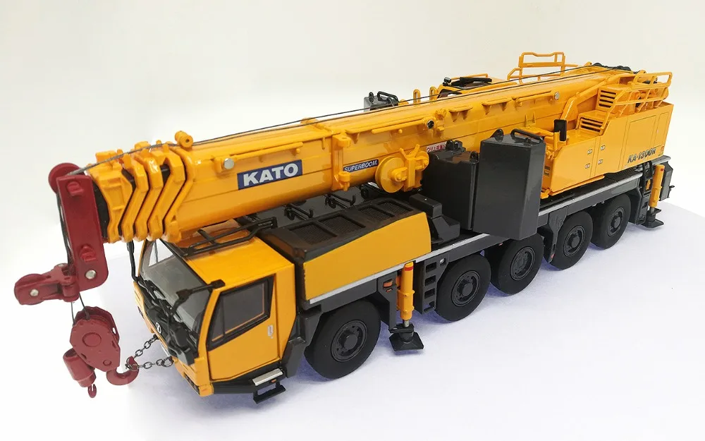 Collectible Alloy Model Toy 1:50 Scale KATO KA-1300R ALLTERR Off-road Crane Engineering Machinery Diecast Toy Model Decoration