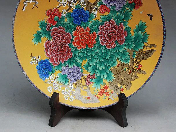 Exquisite Chinese Handmade  Archaistic Famille Rose Porcelain Plate Painted With Beautiful Flowers