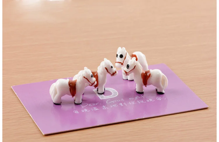 2pcs White Red Small Horse Figurine Miniature Aniaml Decoration Mini Fairy Garden Cartoon Statue Resin Craft Home Car Decoration