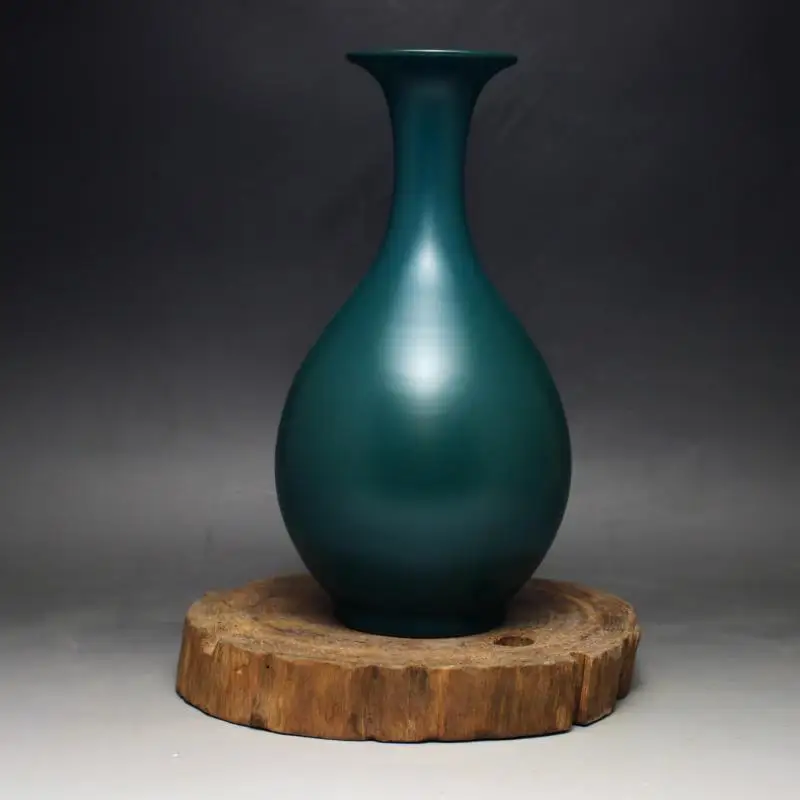 The Qing Dynasty Yong Zheng's annual malachite green vase Jingdezhen antique porcelain used as the old collection matte