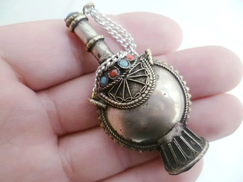 Tibet Silver Inlay Coral Chinese Handwork Old Carving Snuff Bottle