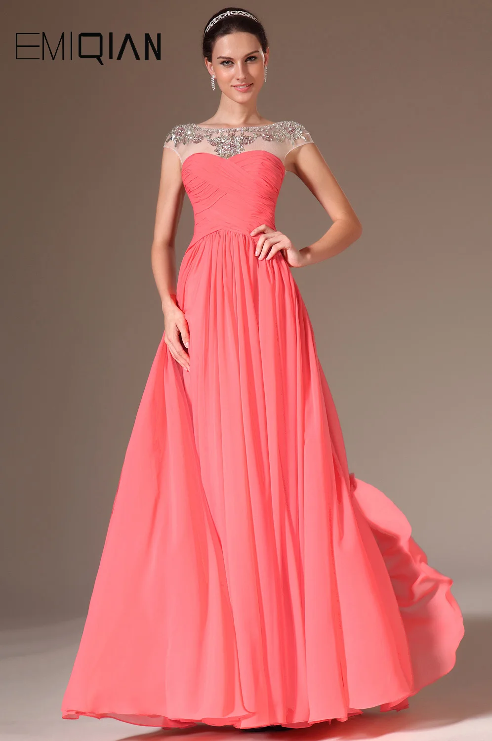 

Длинное шифоновое вечернее платье А-силуэта с прозрачными рукавами-крылышками и бусинами